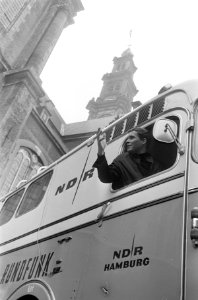 Duitse TV helpt bij huwelijk, aan voet van Westerkerk wagen van NDR, Bestanddeelnr 918-8673