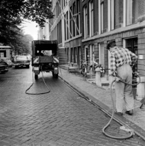 Duitsers boren gaatjes in Amsterdams wegdek, Bestanddeelnr 919-4063