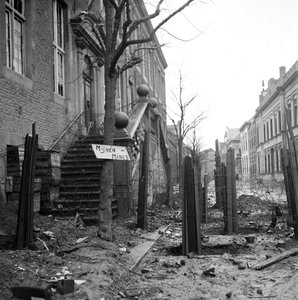 Duitse versperringen in de binnenstad van Roermond (Pollartstraat), Bestanddeelnr 900-2310