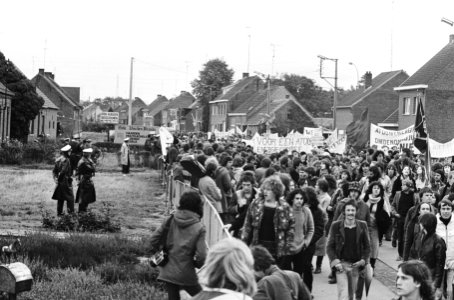 Duizenden mensen hebben in Belgische Mol zaterdag gedemonstreerd tegen kerncentr, Bestanddeelnr 931-1071