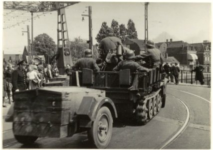 Duitse soldaten rijden op de Eendjesbrug naar de Langebrug, komende vanaf de Turfmarkt en gaande naar de Antoniestraat en uiteindelijk naar Amsterdam, tijdens de Duitse invasie in 1940. NL-HlmNHA 1478 7082