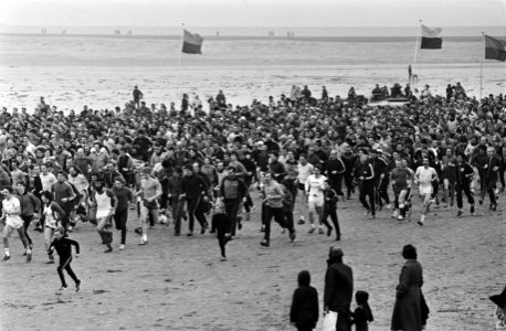 Duizenden mensen startten in IJmuiden aan strandloop Amsterdamse Atletiek Club, Bestanddeelnr 931-3623