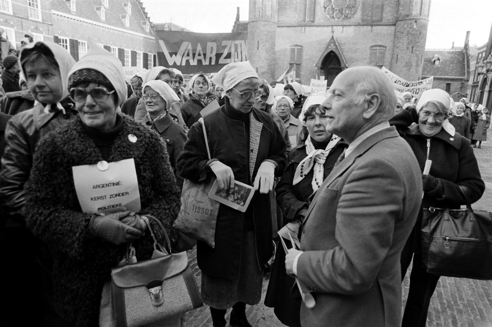 Duizend vrouwen die zich solidair voelen met Argentijnse dwaze moeders hebben , Bestanddeelnr 931-2171