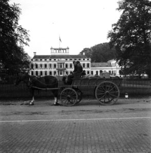 Duitse soldaten met paard en wagen passeren Paleis Soestdijk, Bestanddeelnr 900-3113