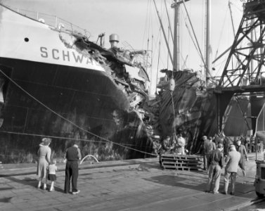 Duits vrachtschip Schwatensteijn met groot gat in Rotterdamse haven na aanvaring, Bestanddeelnr 908-5438