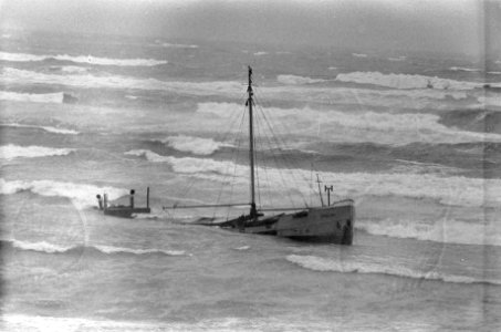 Duitse coaster vastgelopen op de banken bij Texel, het schuim in de branding, Bestanddeelnr 912-0695