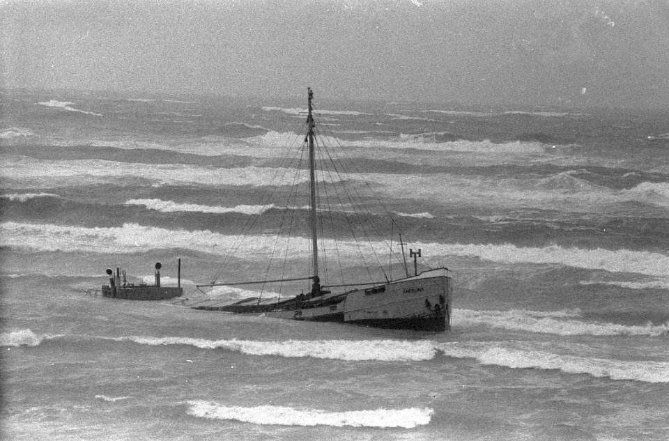 Duitse coaster vastgelopen op de banken bij Texel, Bestanddeelnr 912-0691