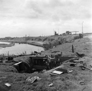 Duitse geschutsopstelling aan de Kop van de Afsluitdijk na de verovering door de, Bestanddeelnr 900-2675