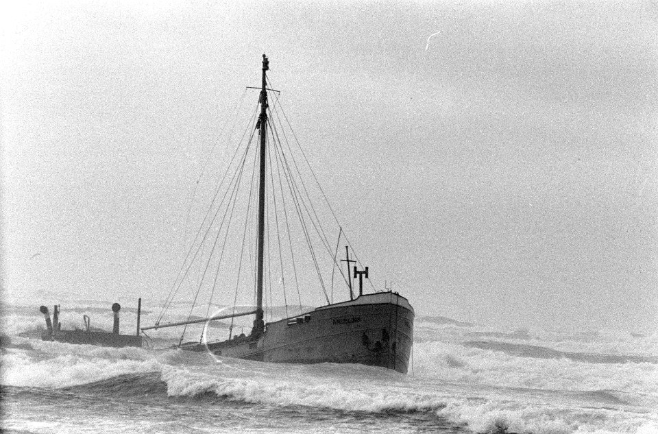 Duitse coaster vastgelopen op de banken bij Texel, het schuim in de branding, Bestanddeelnr 912-0696
