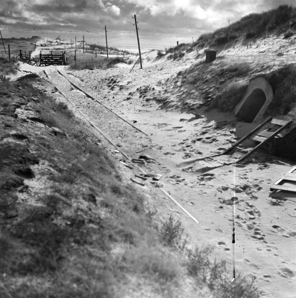 Duitse bunkeringang met spoorrails, Bestanddeelnr 900-6215