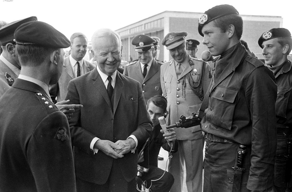 Duitse Bondspresident dr. H. Lubke bij Nederlandse soldaten in kamp Seedorf (bij, Bestanddeelnr 920-5236