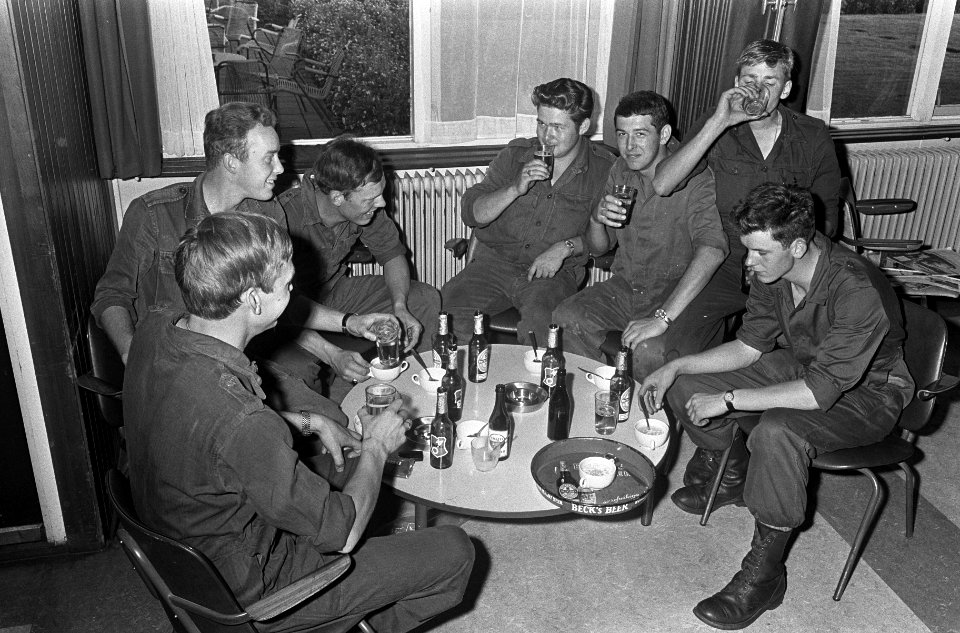 Duitse Bondspresident dr. H. Lubke bij Nederlandse soldaten in kamp Seedorf (bij, Bestanddeelnr 920-5247