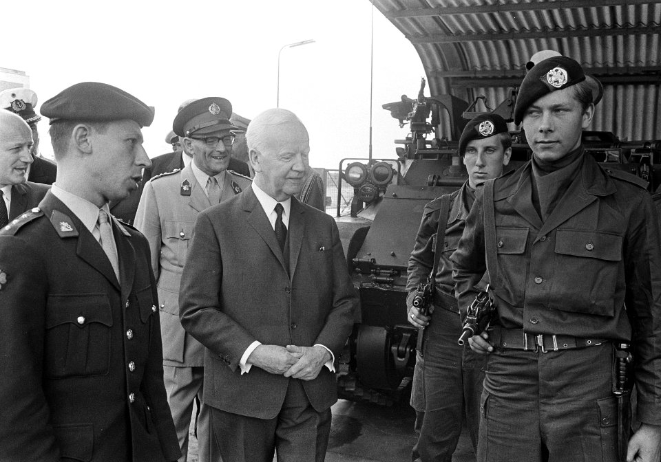 Duitse Bondspresident dr. H. Lubke bij Nederlandse soldaten in kamp Seedorf (bij, Bestanddeelnr 920-5243
