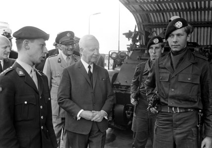 Duitse Bondspresident dr. H. Lubke bij Nederlandse soldaten in kamp Seedorf (bij, Bestanddeelnr 920-5243