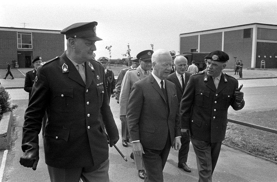 Duitse Bondspresident dr. H. Lubke bij Nederlandse soldaten in kamp Seedorf (bij, Bestanddeelnr 920-5241