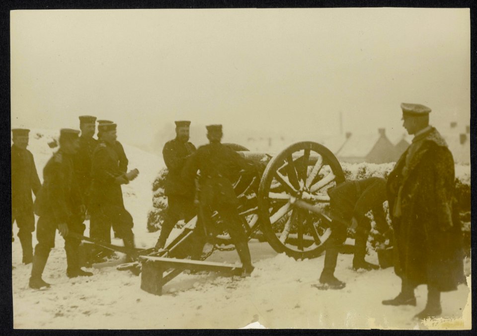 Duitse artillerie bedient een kanon in een bebouwde omgeving in de sneeuw, Bestanddeelnr 158-0596