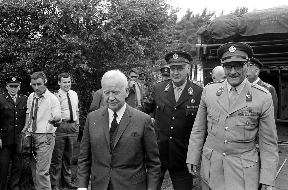 Duitse Bondspresident dr. H. Lubke bij Nederlandse soldaten in kamp Seedorf (bij, Bestanddeelnr 920-5239