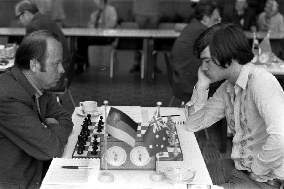 Duits schaker Wolfgang Uhlmann (l) tegen de Australische schaker Walter Browne, Bestanddeelnr 925-6481