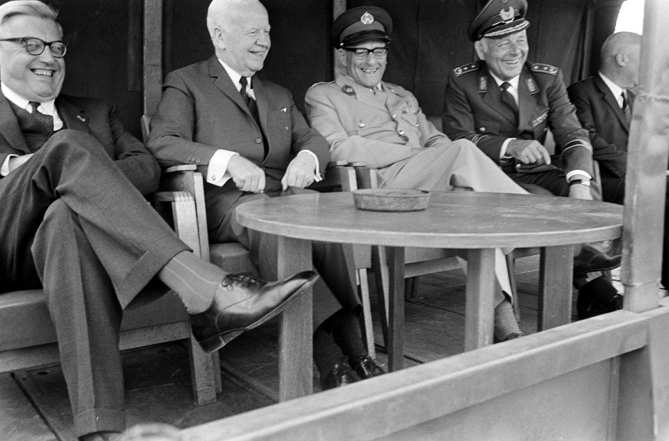 Duitse Bondspresident dr. H. Lubke bij Nederlandse soldaten in kamp Seedorf (bij, Bestanddeelnr 920-5238