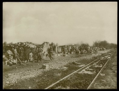 Duitsche soldaten transporteeren levensmiddelen uit een Engelsche opslagplaats, , Bestanddeelnr 158-0838