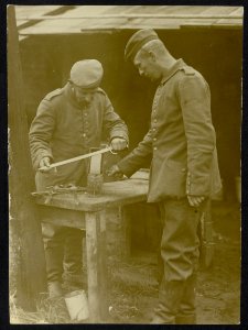 Duitse militairen slijpen een sabel, Bestanddeelnr 158-0599