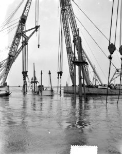 Duits schip Vesta wordt gelicht uit Nieuwe Waterweg, Bestanddeelnr 905-3716