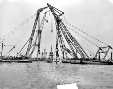 Duits schip Vesta wordt gelicht uit Nieuwe Waterweg, Bestanddeelnr 905-3720