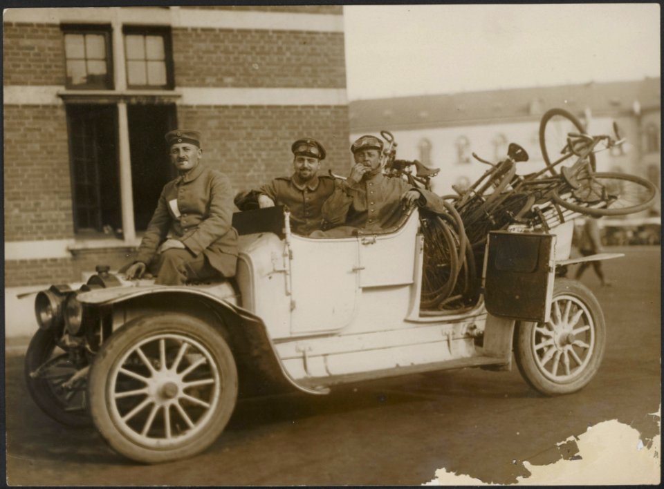Duitse soldaten in een open auto met fietsen, Bestanddeelnr 158-2272
