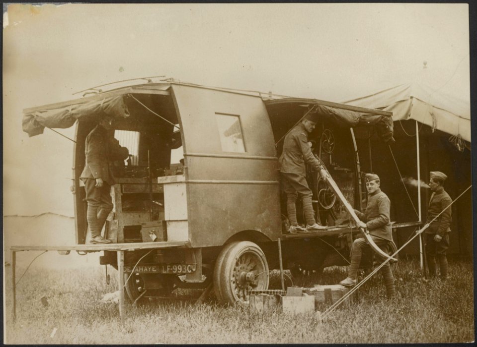 Duitse soldaten bij een mobiele werkplaats op een Delahaye vrachtwagen, Bestanddeelnr 158-2279