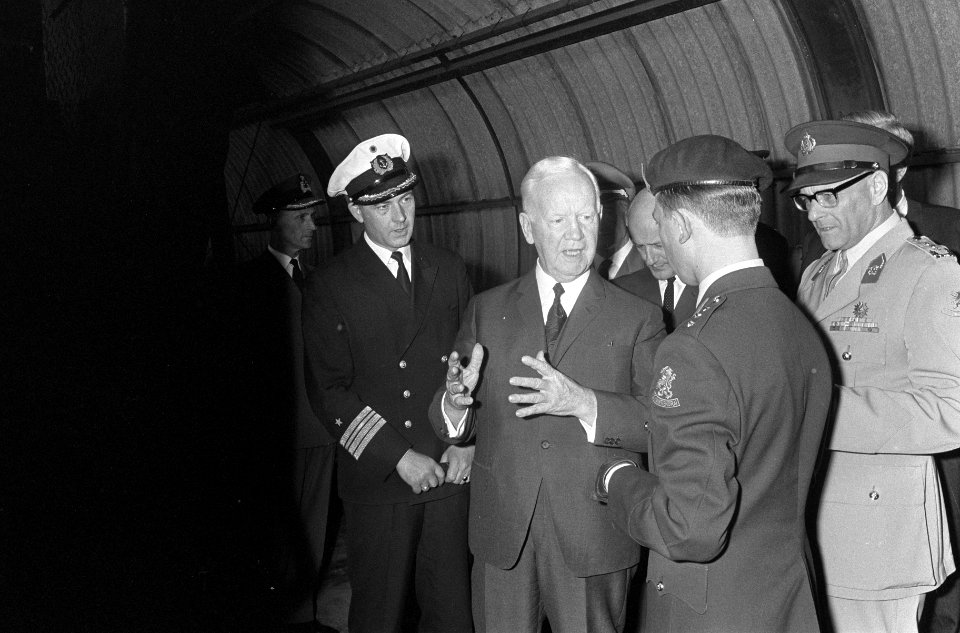 Duitse Bondspresident dr. H. Lubke bij Nederlandse soldaten in kamp Seedorf (bij, Bestanddeelnr 920-5237