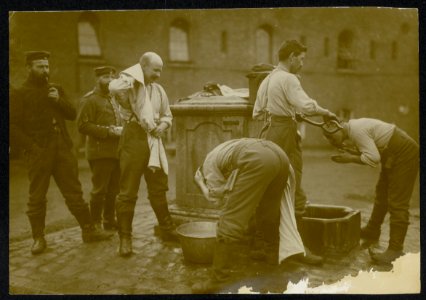Duitse soldaten wassen zich bij een pomp op de binnenplaats van een gebouw, Bestanddeelnr 158-0672