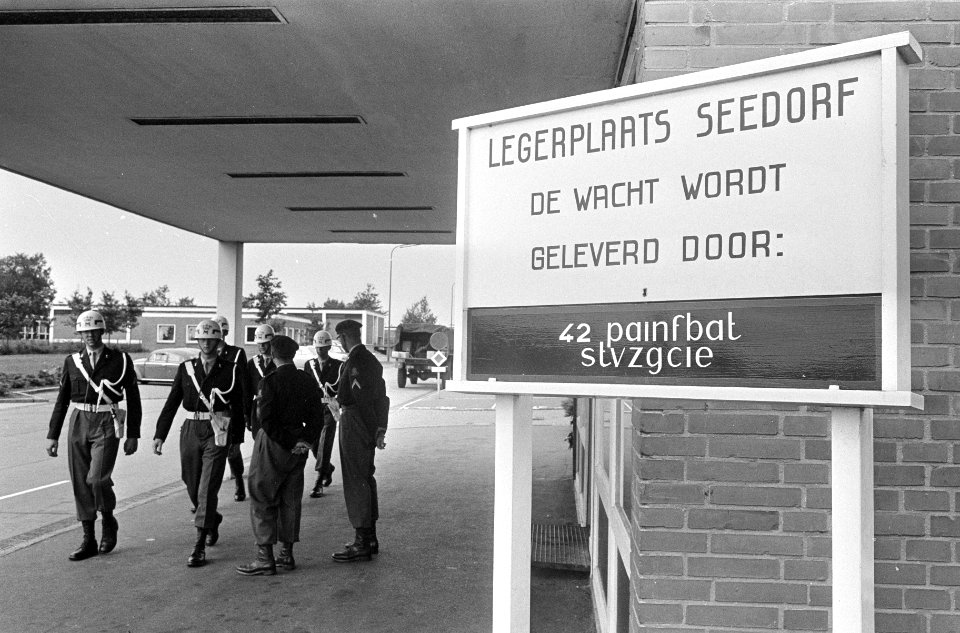 Duitse Bondspresident dr. H. Lubke bij Nederlandse soldaten in kamp Seedorf (bij, Bestanddeelnr 920-5248