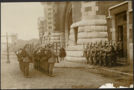 Duitse soldaten presenteren het geweer vóór de Turnhoutse poort van de vesting A, Bestanddeelnr 158-2270