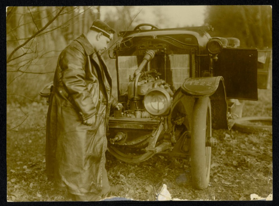 Duitse soldaat bij een auto met pech, Bestanddeelnr 158-0671