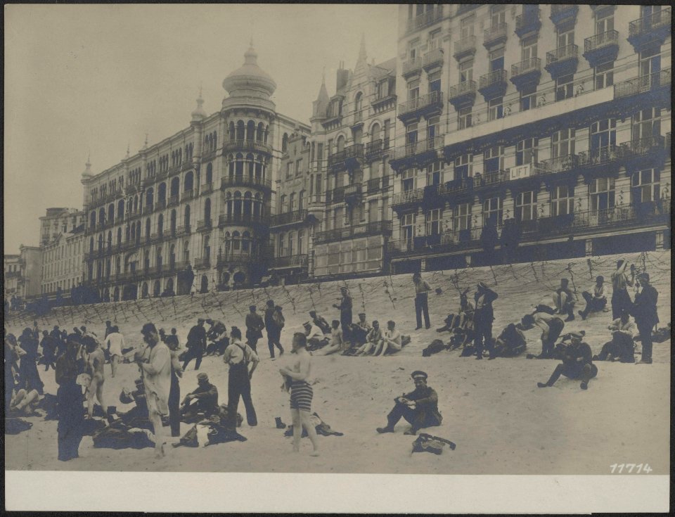 Duitse soldaten aan het strand te Blankenberge, Bestanddeelnr 158-2353