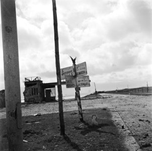 Duitse wachtpost en bunkers (en ANWB-bord) bij de Kop van de Afsluitdijk, Bestanddeelnr 900-2678