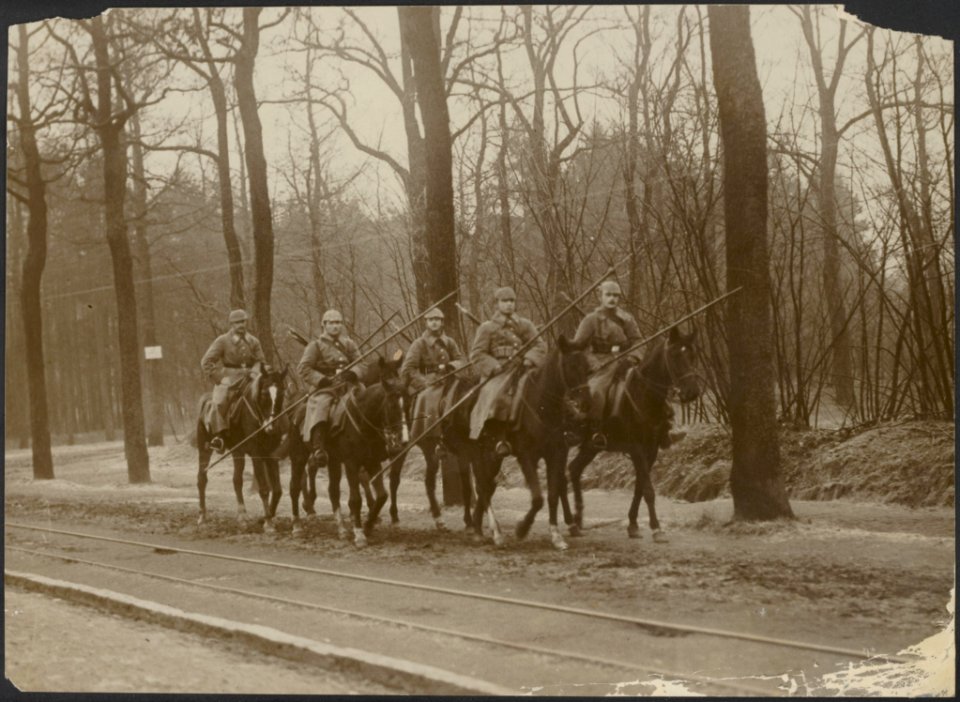 Duitse Ulanen rijden langs een bospad, Bestanddeelnr 158-2286