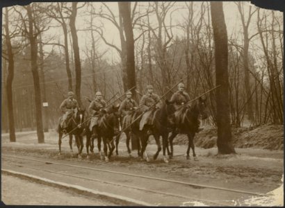 Duitse Ulanen rijden langs een bospad, Bestanddeelnr 158-2286