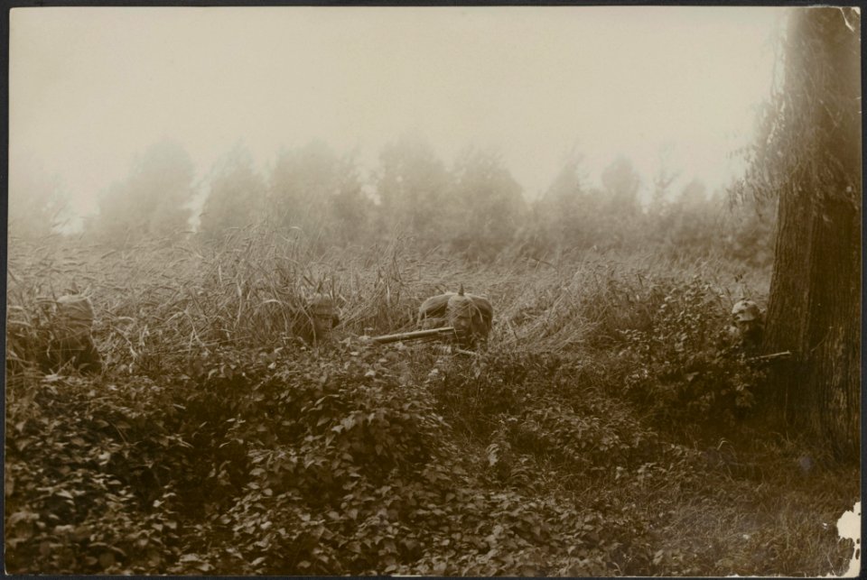 Duitse soldaten tijdens een oefening in het veld, Bestanddeelnr 158-1757