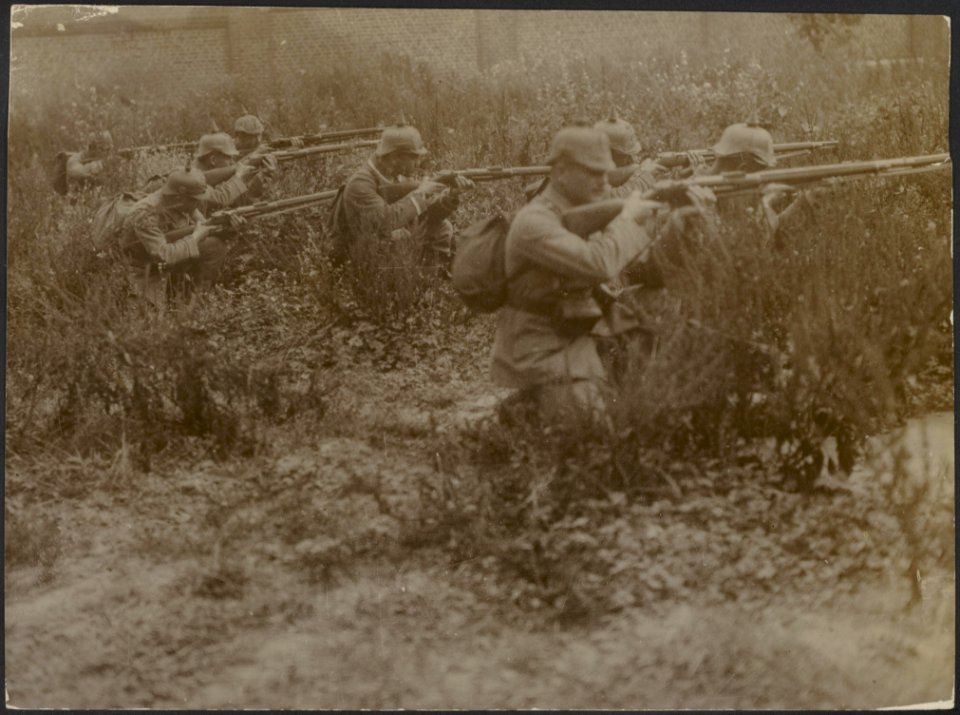 Duitse soldaten met het geweer in de aanslag, Bestanddeelnr 158-2249