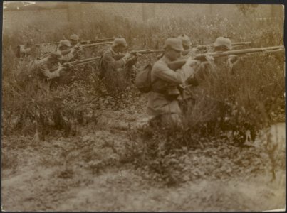 Duitse soldaten met het geweer in de aanslag, Bestanddeelnr 158-2249