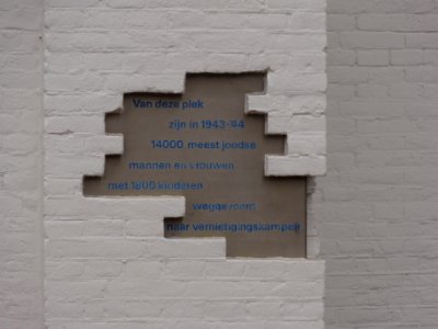 DSC06240 Station Vught, metselwerk tekst 14000 joden gedeporteerd