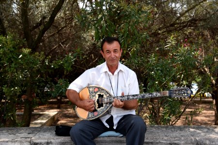 DSC 3510 athens Bouzouki player street july 2018