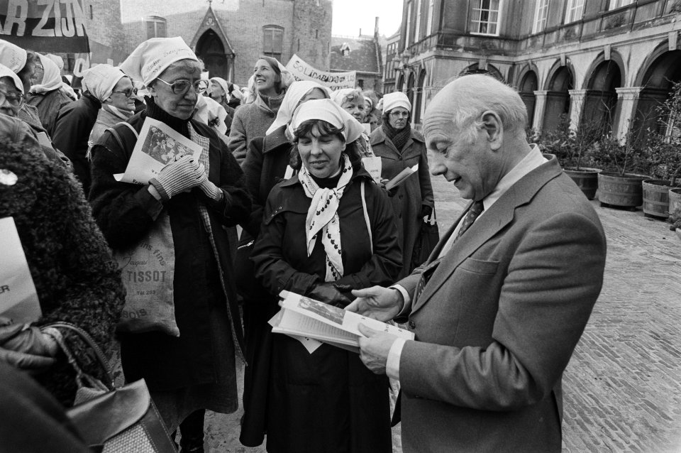 Duizend vrouwen die zich solidair voelen met Argentijnse dwaze moeders hebben , Bestanddeelnr 931-2169