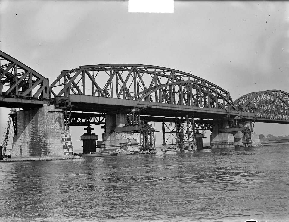 Dubbelspoor op spoorbrug over de Waal bij Nijmegen, Bestanddeelnr 904-2557