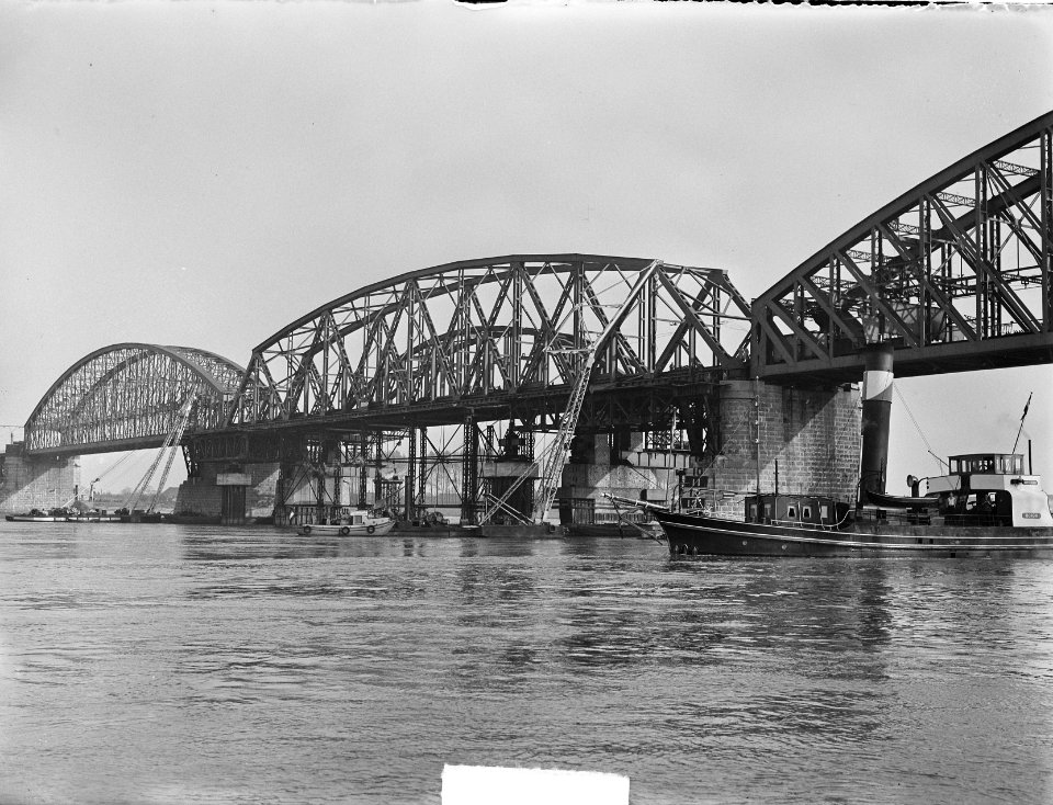 Dubbelspoor op spoorbrug over de Waal bij Nijmegen, Bestanddeelnr 904-2556