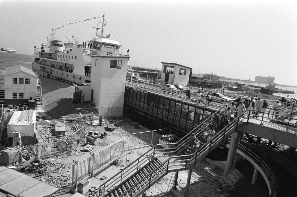 Dubbeldeksveerboot Molengat aan de nieuwe aanlegsteiger Den Helder, Bestanddeelnr 933-6952