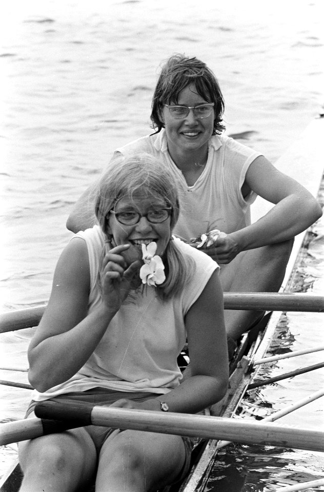 Dubbeltwee van R.I.C., na de overwinning, voor mej. Vissers, achter mej. Klaas, Bestanddeelnr 922-5855