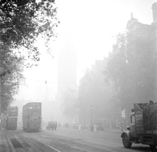 Dubbeldekker trams in de mist Op de achtergrond is Big Ben te zien, Bestanddeelnr 254-1952