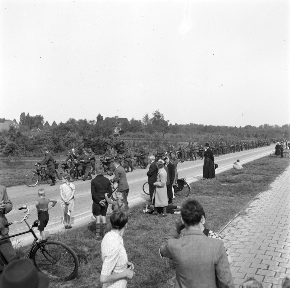 Duitse militairen trekken, nog in het bezit van hun wapens, uit het Gooi weg de, Bestanddeelnr 900-2890